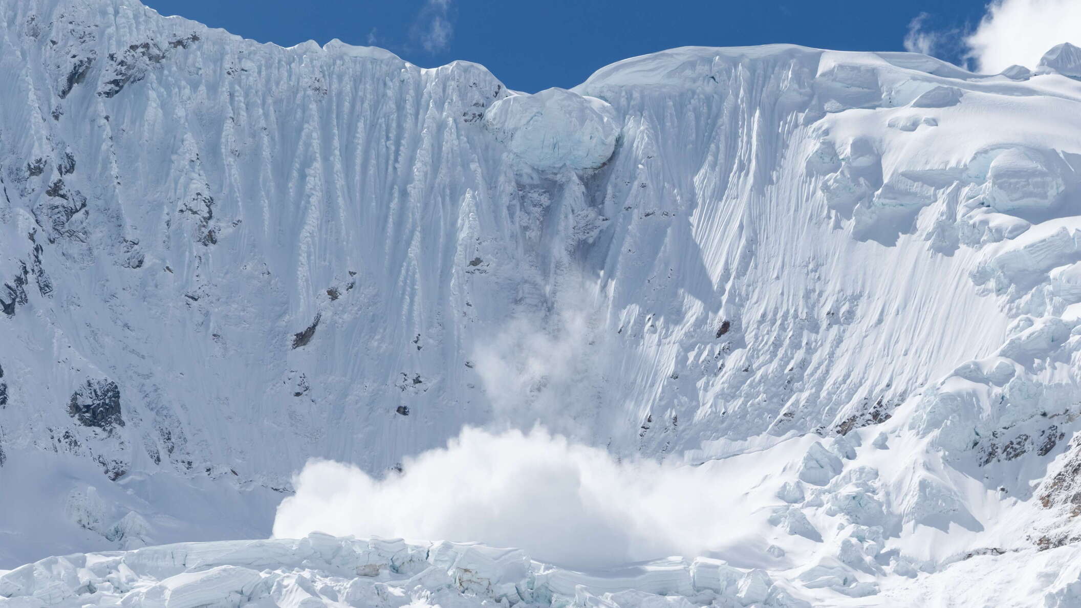 Cordillera Blanca. Ice avalanche at Nevado Palcaraju